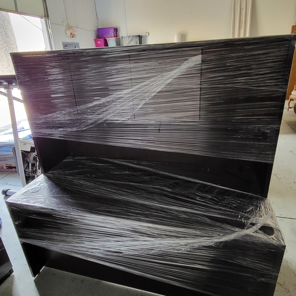 Office desk, hutch, with filing cabinets - Picture 2 of 3